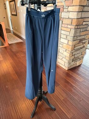 ALO Yoga Men's Navy Wide-Leg Performance Joggers